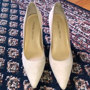 Ivanka Trump Womens Tirra Beige Suede Pumps